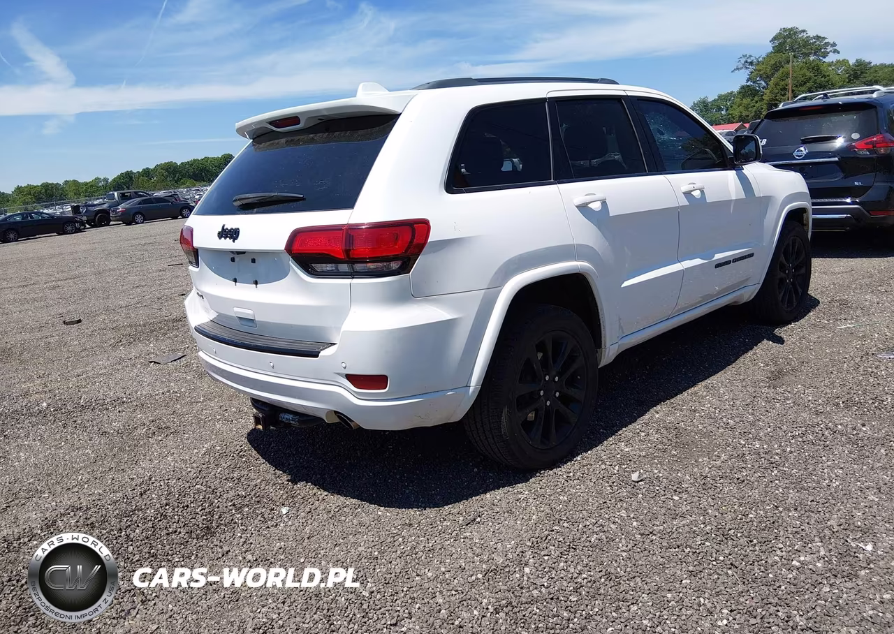 2017 Jeep Grand Cherokee Altitude 4X4 VIN:1C4RJFAGXHC714375 - 4