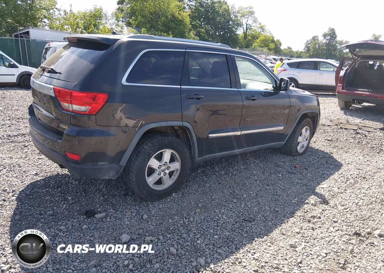 2011 Jeep Grand Cherokee Laredo VIN:1J4RR4GG5BC652423 - 4