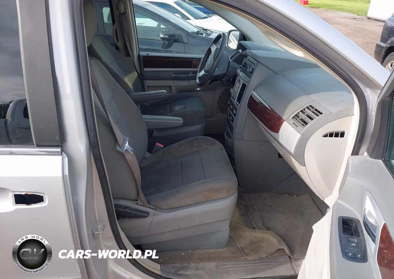 2010 Chrysler Town & Country Touring VIN:2A4RR5D13AR176751 - 5