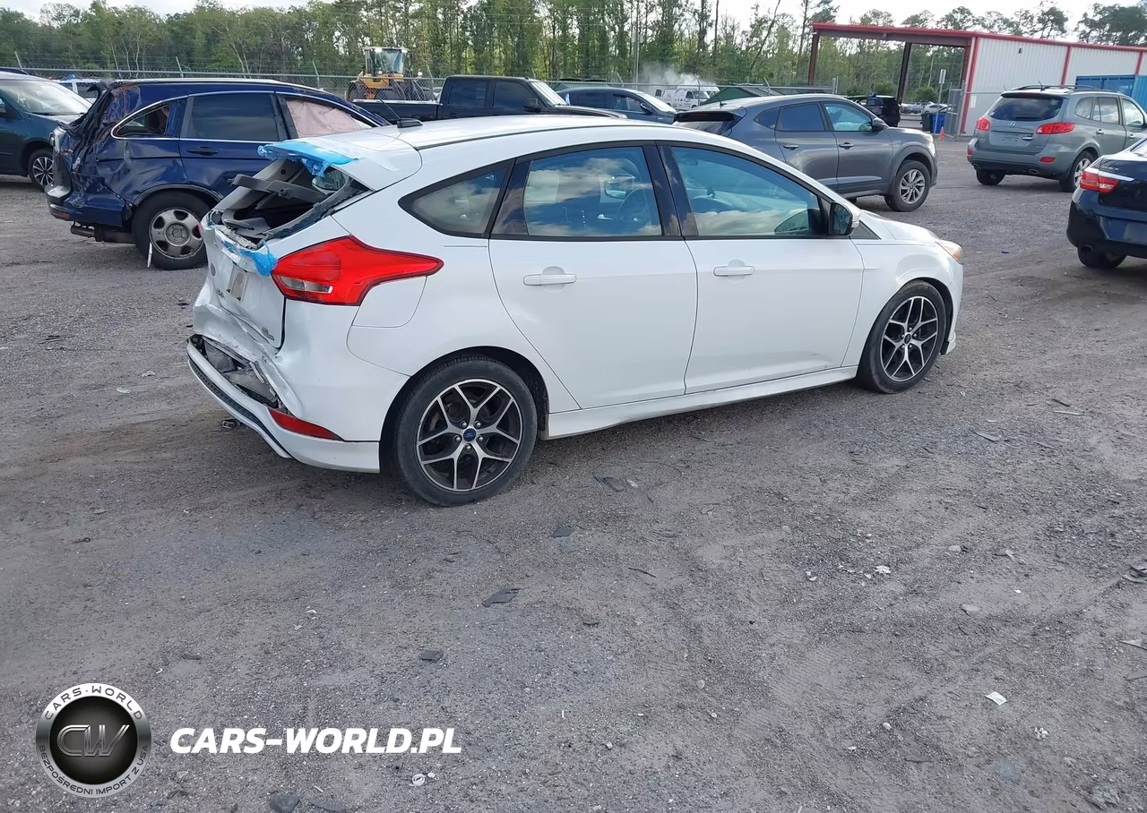 2015 Ford Focus Se VIN:1FADP3K29FL372818 - 4