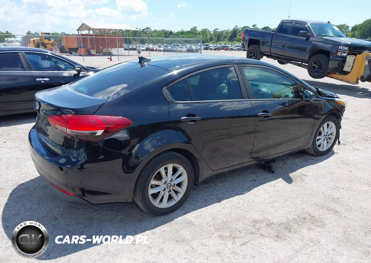 2017 Kia Forte Lx VIN:3KPFL4A7XHE125997 - 4