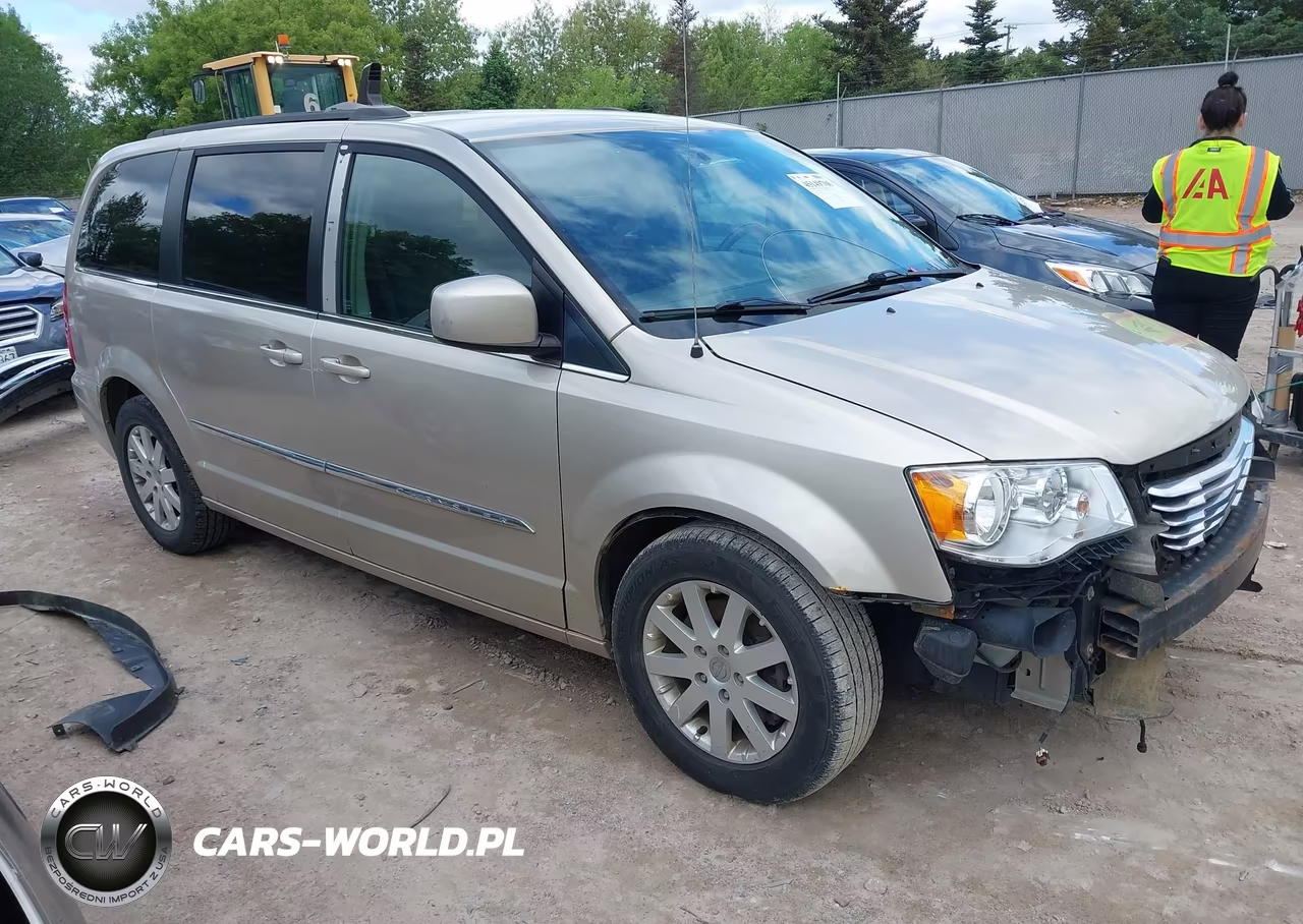 2014 Chrysler Town & Country Touring – zdjęcie 1 z 17