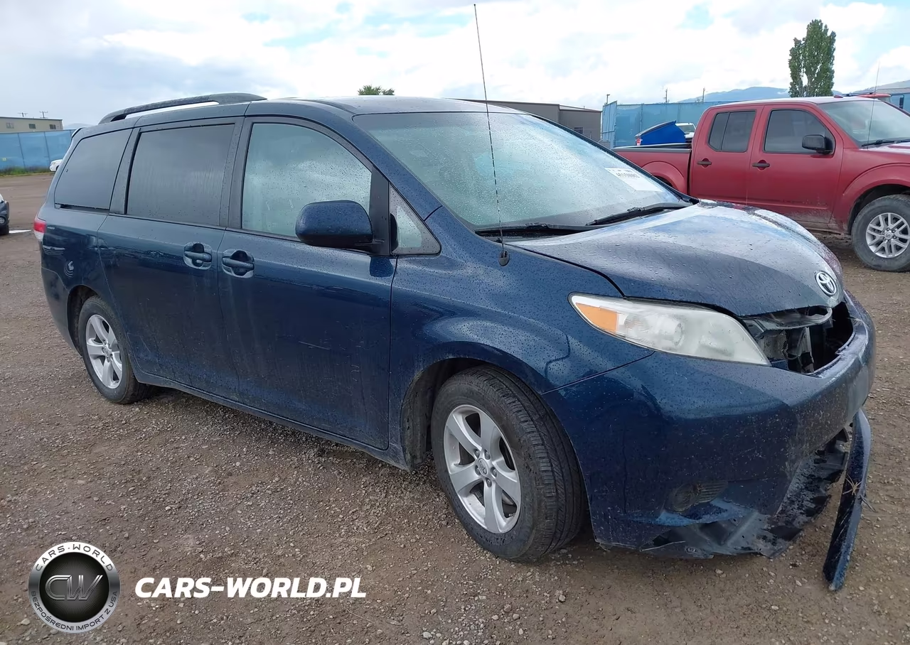 2012 Toyota Sienna Le V6 8 Passenger