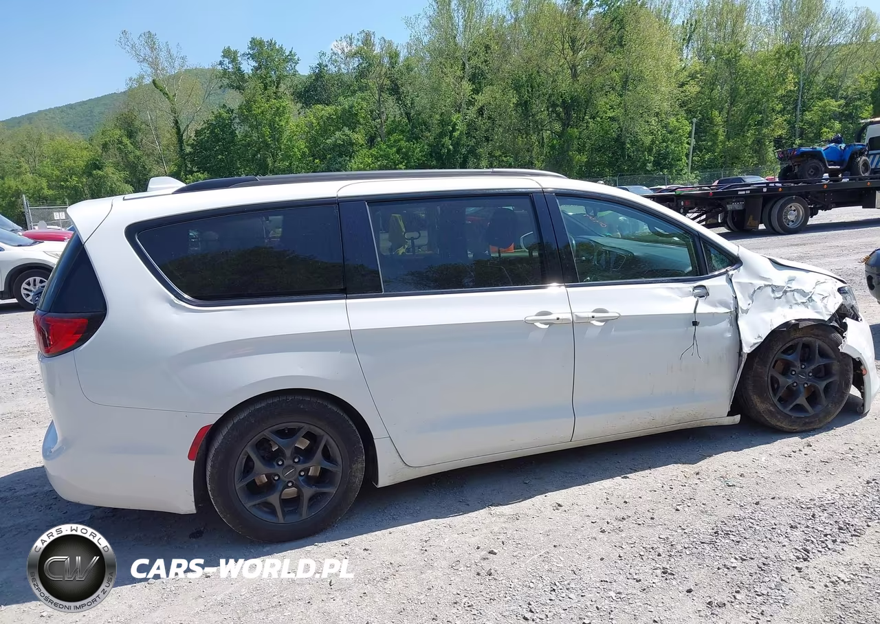 2018 Chrysler Pacifica Touring L VIN:2C4RC1BG3JR175543 - 13