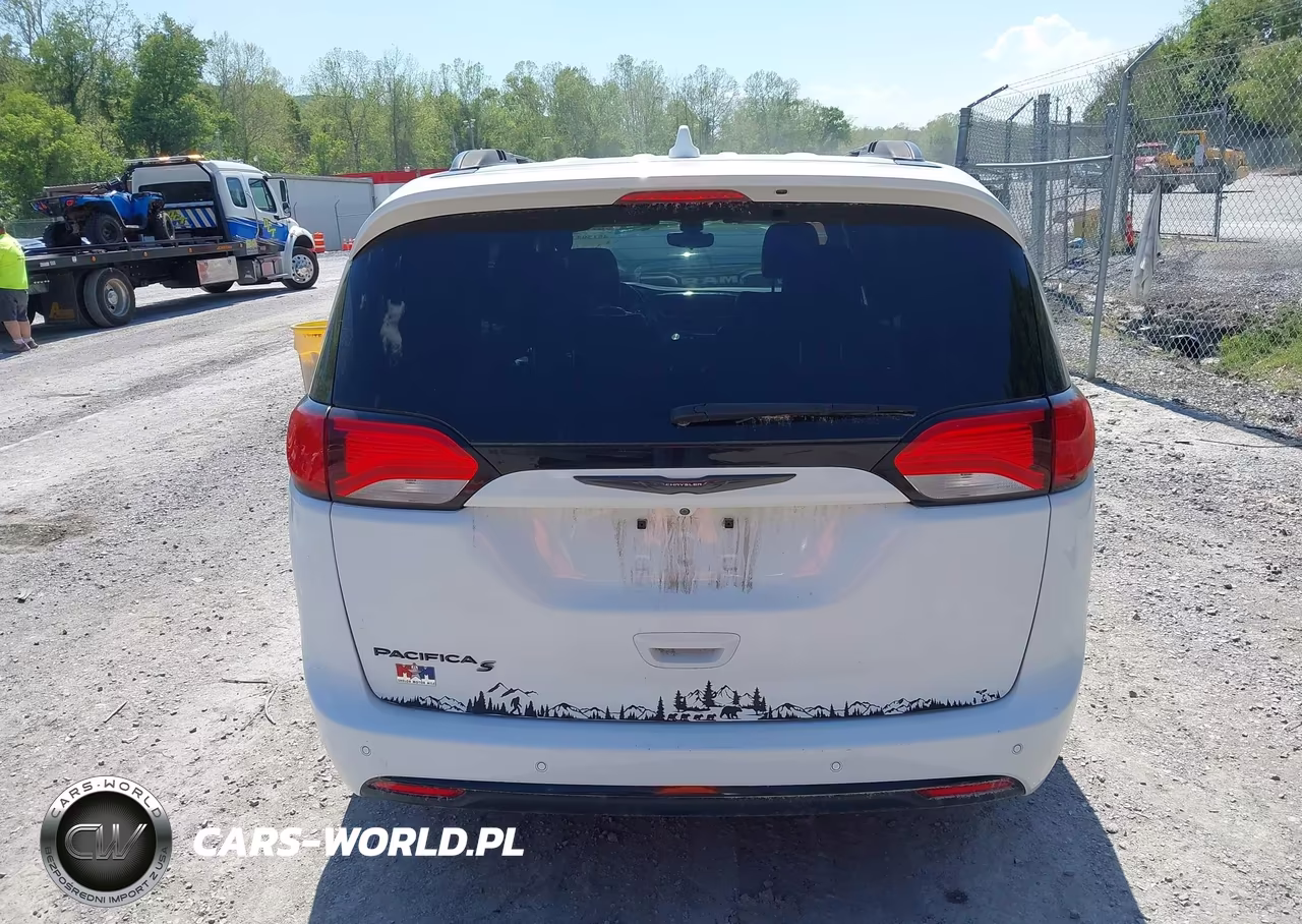 2018 Chrysler Pacifica Touring L VIN:2C4RC1BG3JR175543 - 16