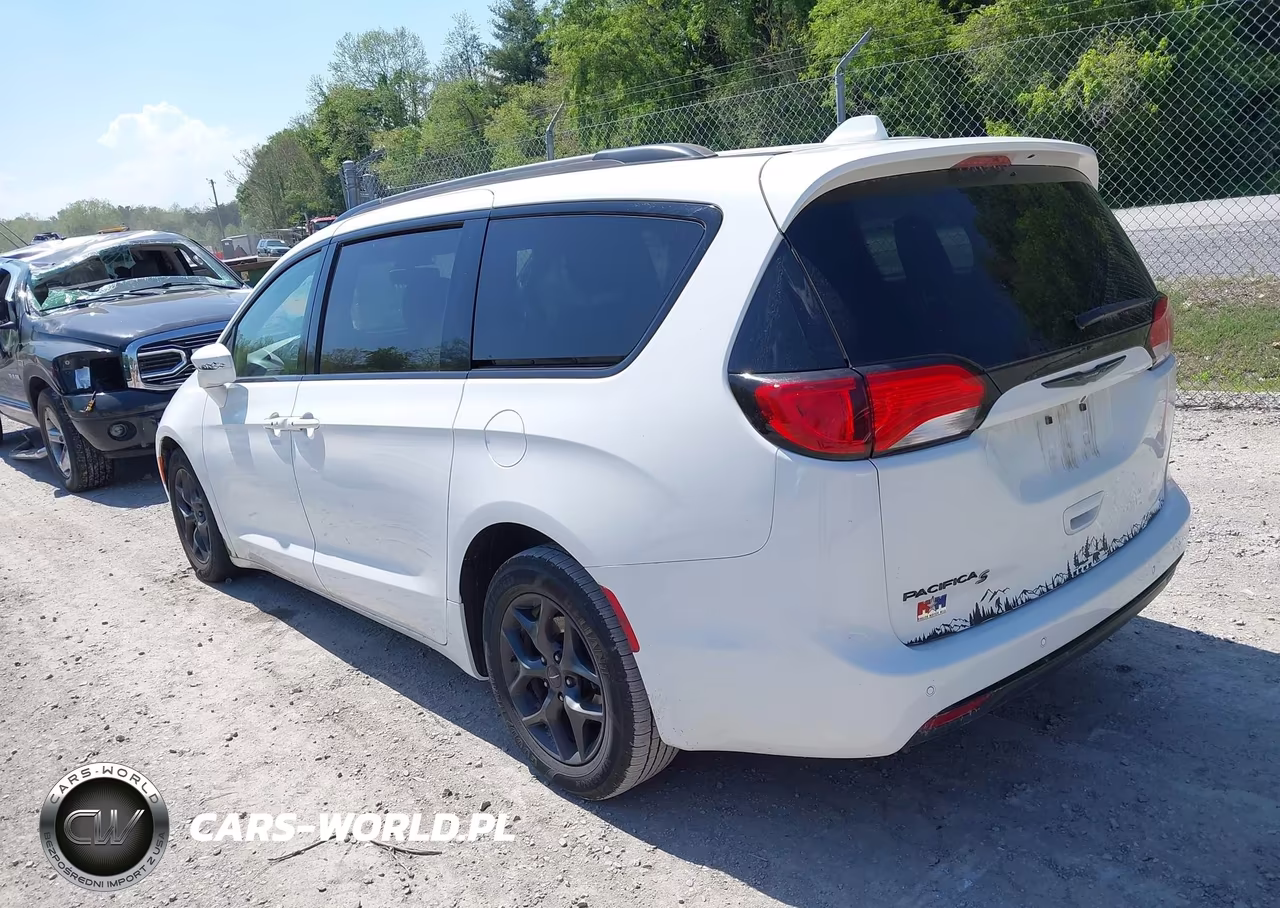 2018 Chrysler Pacifica Touring L VIN:2C4RC1BG3JR175543 - 3