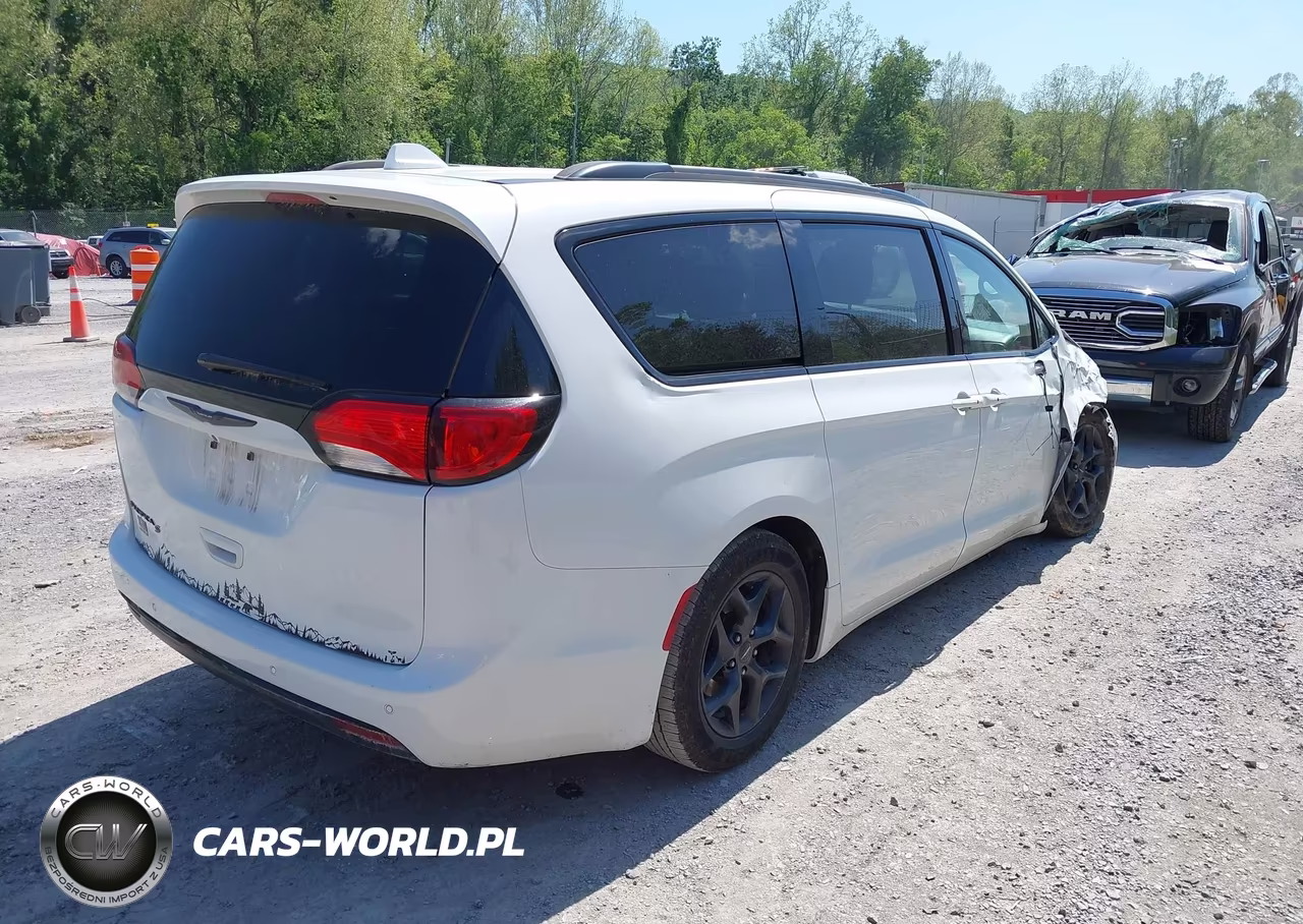 2018 Chrysler Pacifica Touring L VIN:2C4RC1BG3JR175543 - 4
