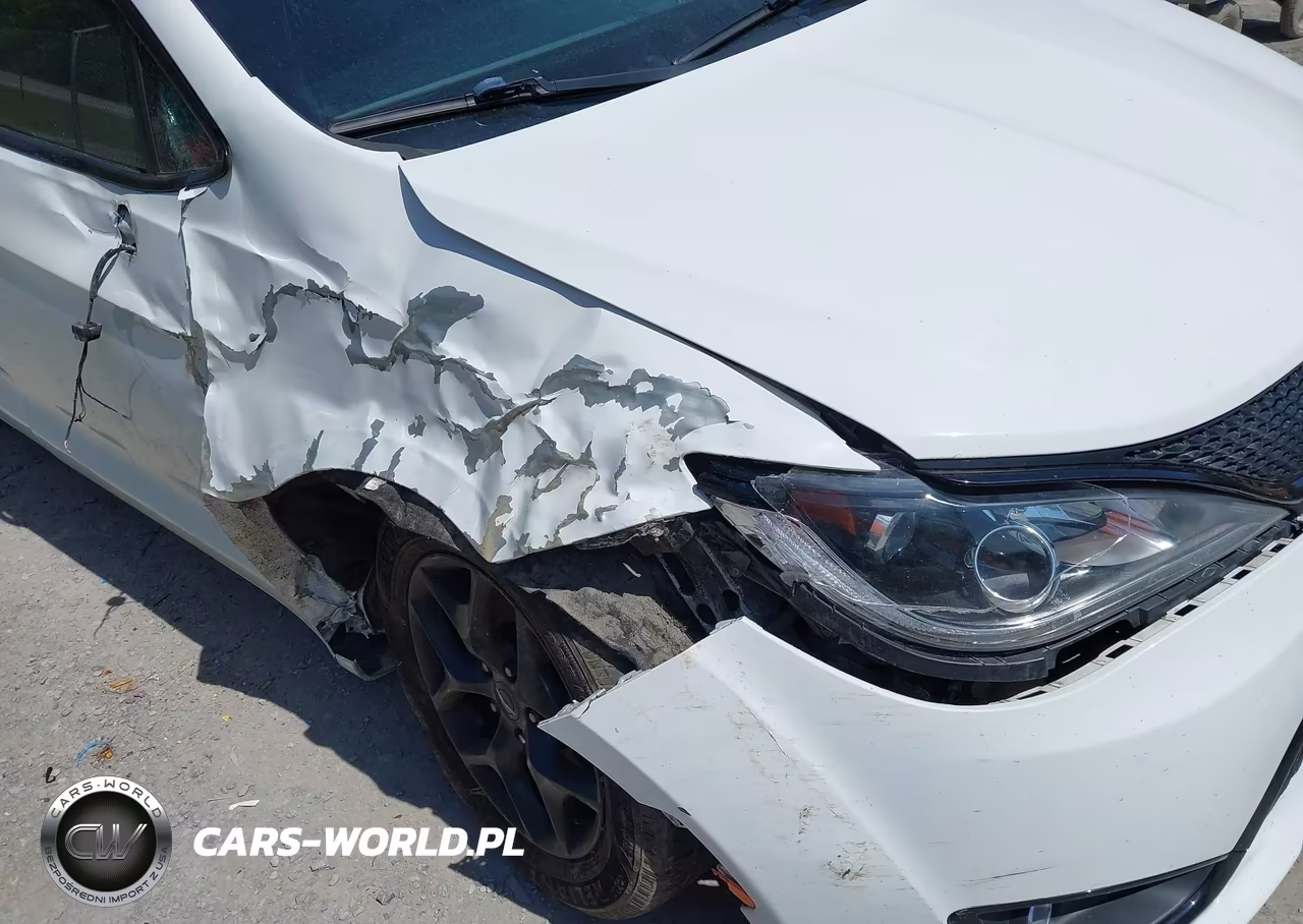 2018 Chrysler Pacifica Touring L VIN:2C4RC1BG3JR175543 - 6