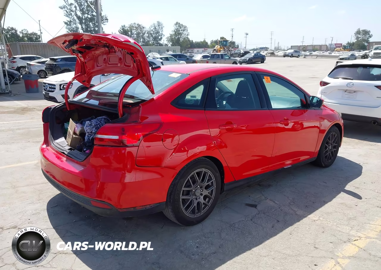 2016 Ford Focus Se VIN:1FADP3F24GL272587 - 4