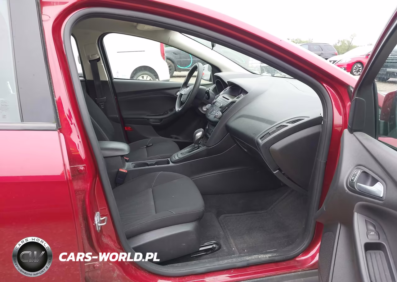 2017 Ford Focus Se VIN:1FADP3K22HL245069 - 5