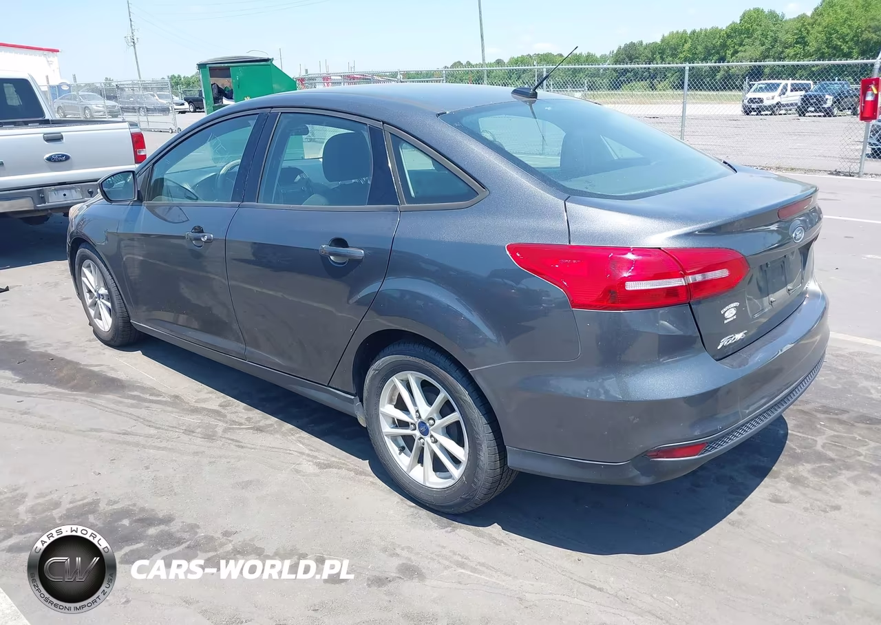 2017 Ford Focus Se VIN:1FADP3F2XHL337315 - 3