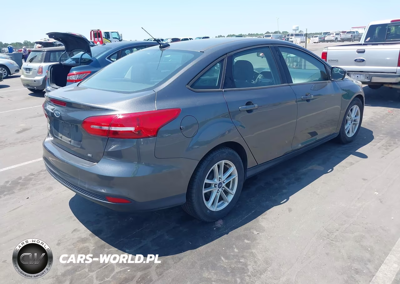 2017 Ford Focus Se VIN:1FADP3F2XHL337315 - 4