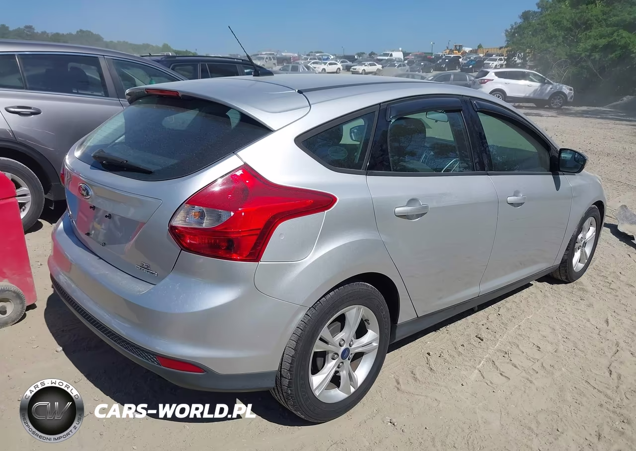 2014 Ford Focus Se VIN:1FADP3K21EL402893 - 4