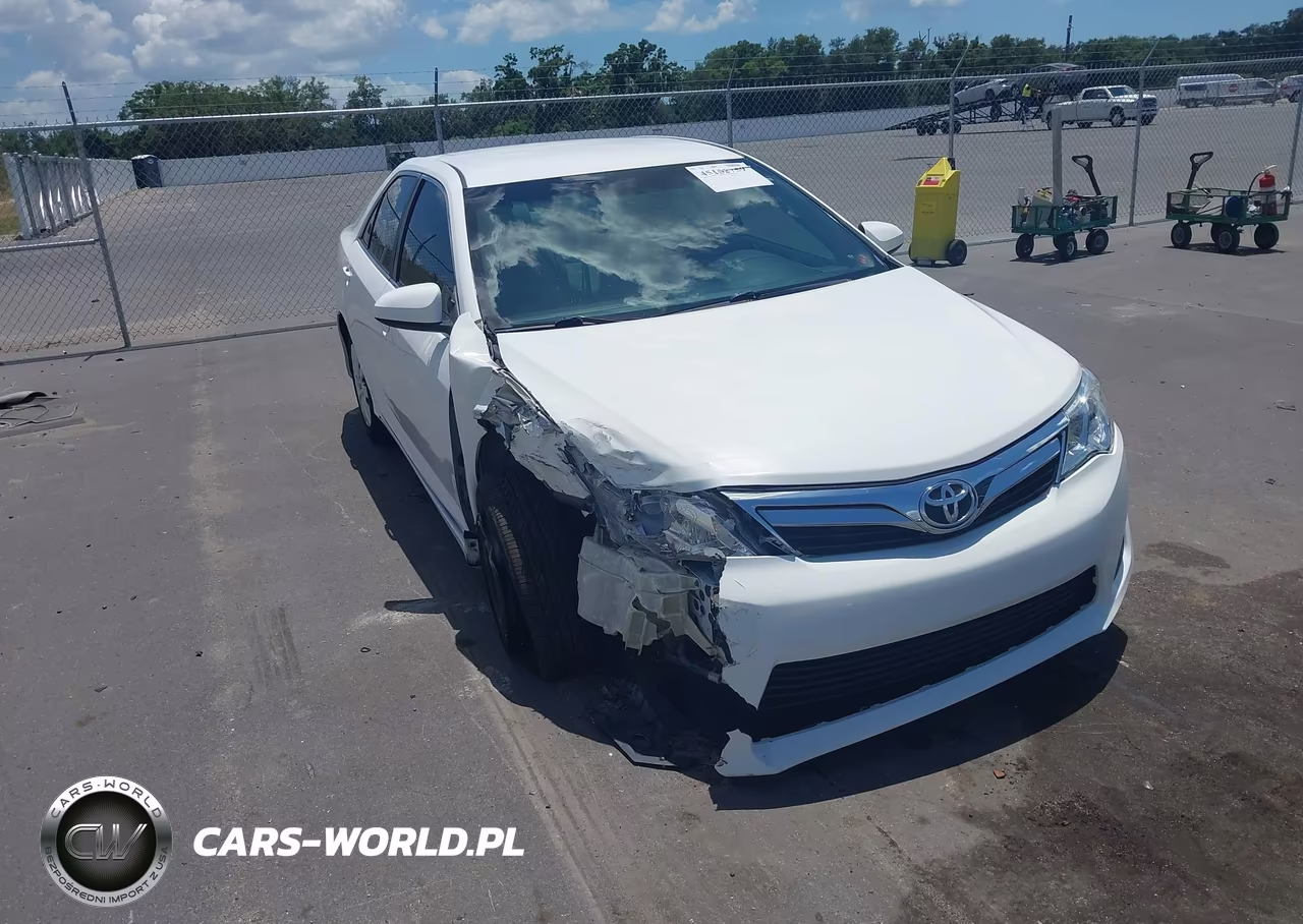 2014 Toyota Camry Le – zdjęcie 1 z 17