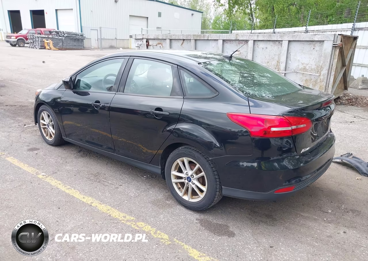 2018 Ford Focus Se VIN:1FADP3F22JL301110 - 3