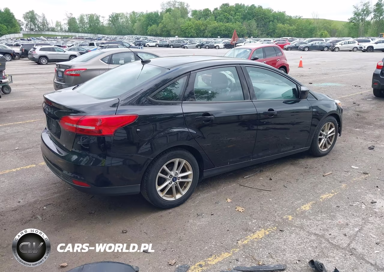2018 Ford Focus Se VIN:1FADP3F22JL301110 - 4