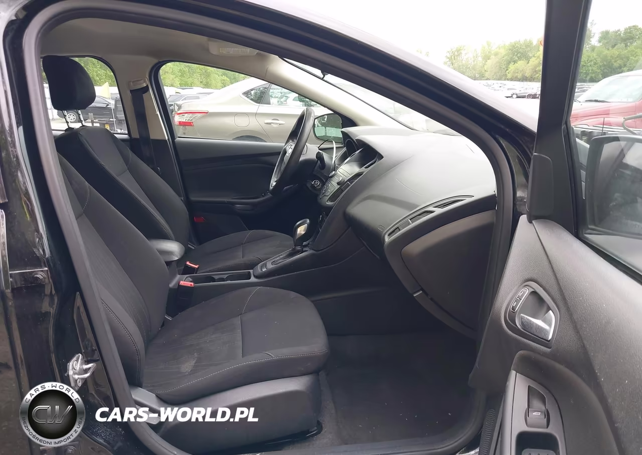 2018 Ford Focus Se VIN:1FADP3F22JL301110 - 5