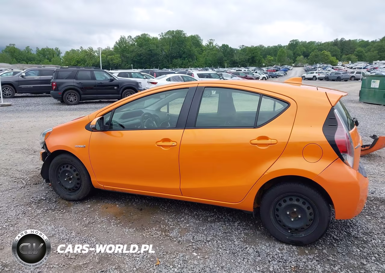 2016 Toyota Prius C Two VIN:JTDKDTB32G1131005 - 15