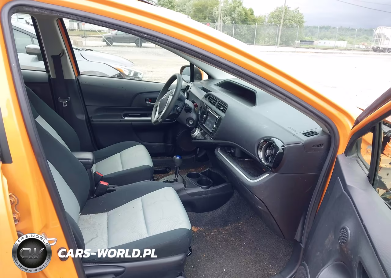 2016 Toyota Prius C Two VIN:JTDKDTB32G1131005 - 5