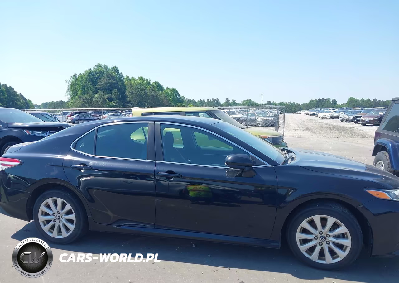 2018 Toyota Camry Le VIN:4T1B11HKXJU655113 - 13
