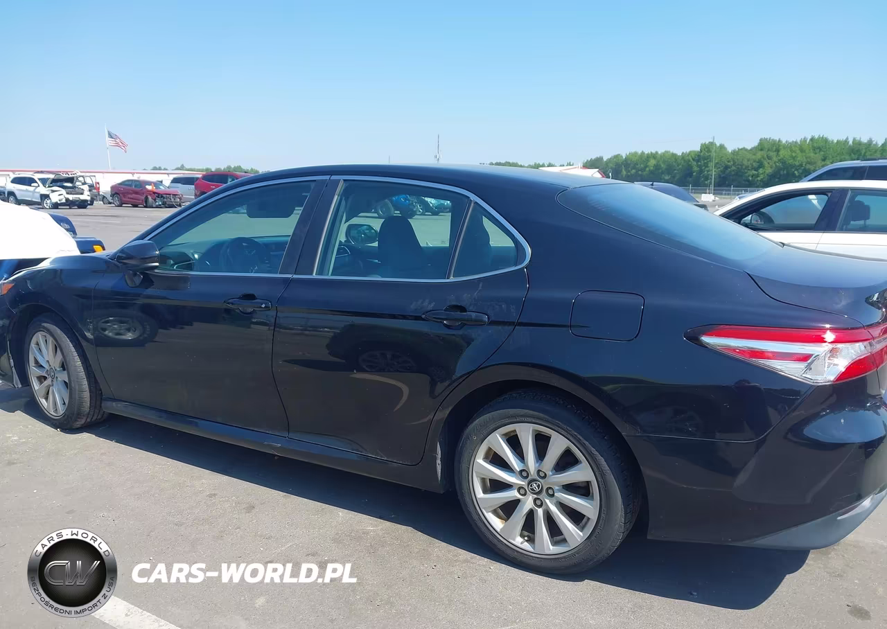 2018 Toyota Camry Le VIN:4T1B11HKXJU655113 - 14