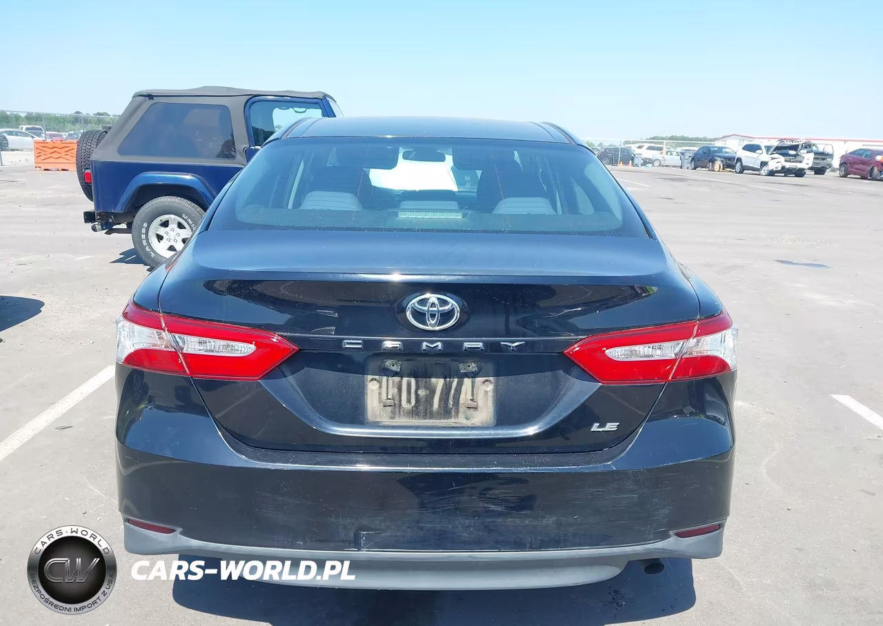 2018 Toyota Camry Le VIN:4T1B11HKXJU655113 - 16