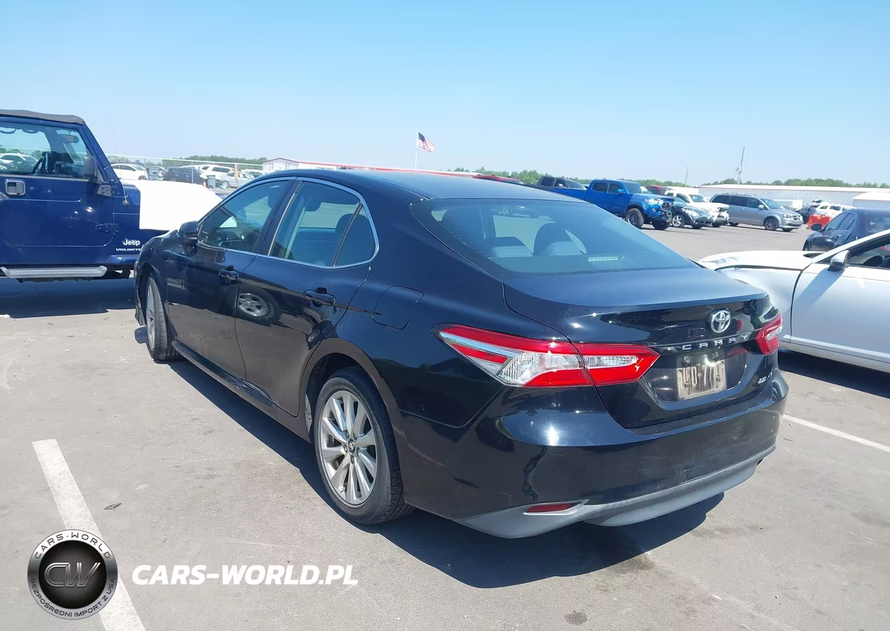 2018 Toyota Camry Le VIN:4T1B11HKXJU655113 - 3