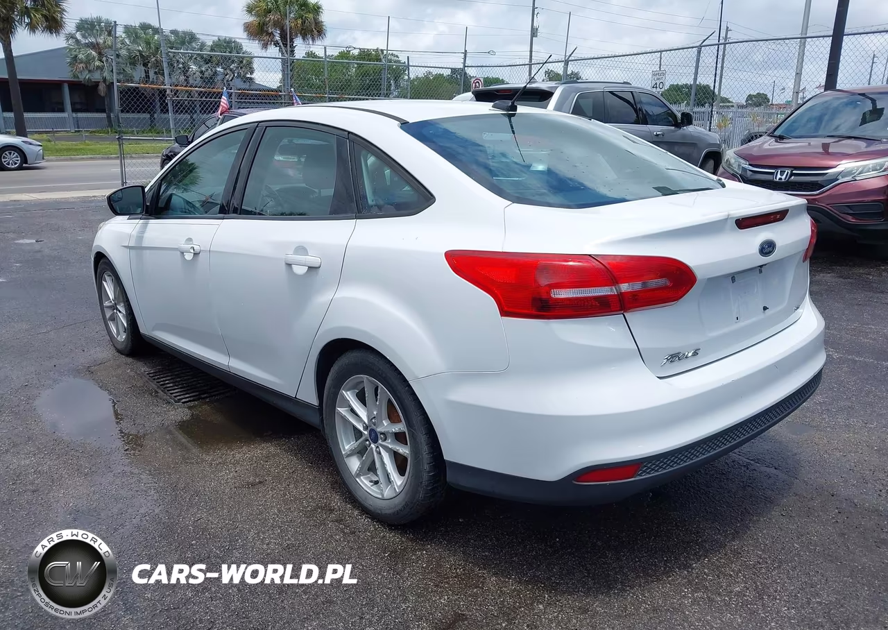 2016 Ford Focus Se VIN:1FADP3F21GL280632 - 3
