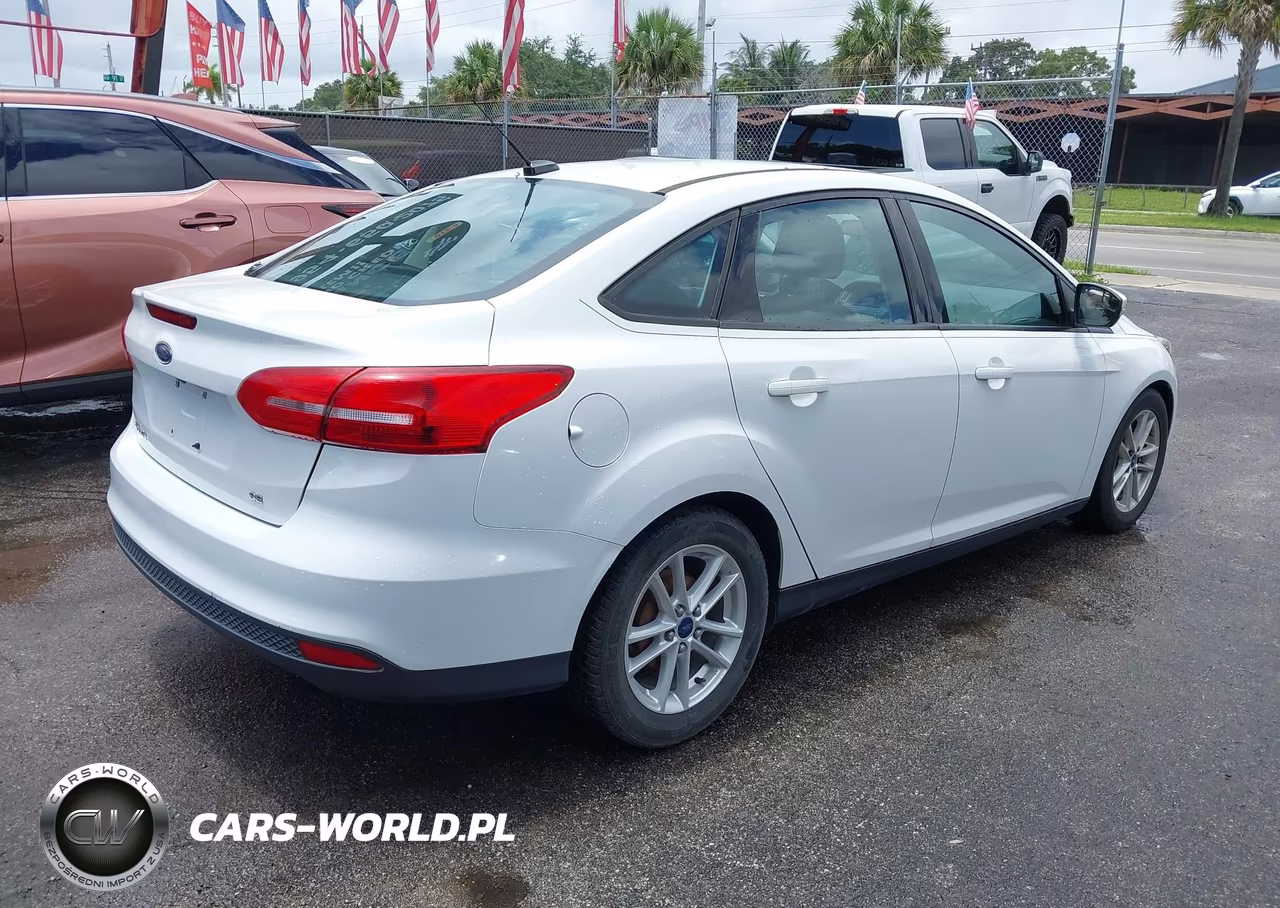 2016 Ford Focus Se VIN:1FADP3F21GL280632 - 4