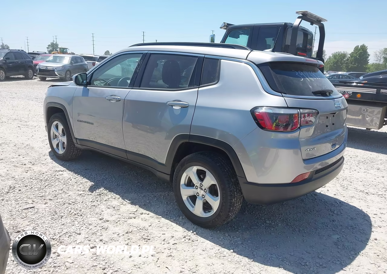 2018 Jeep Compass Latitude 4X4 VIN:3C4NJDBB4JT398682 - 3