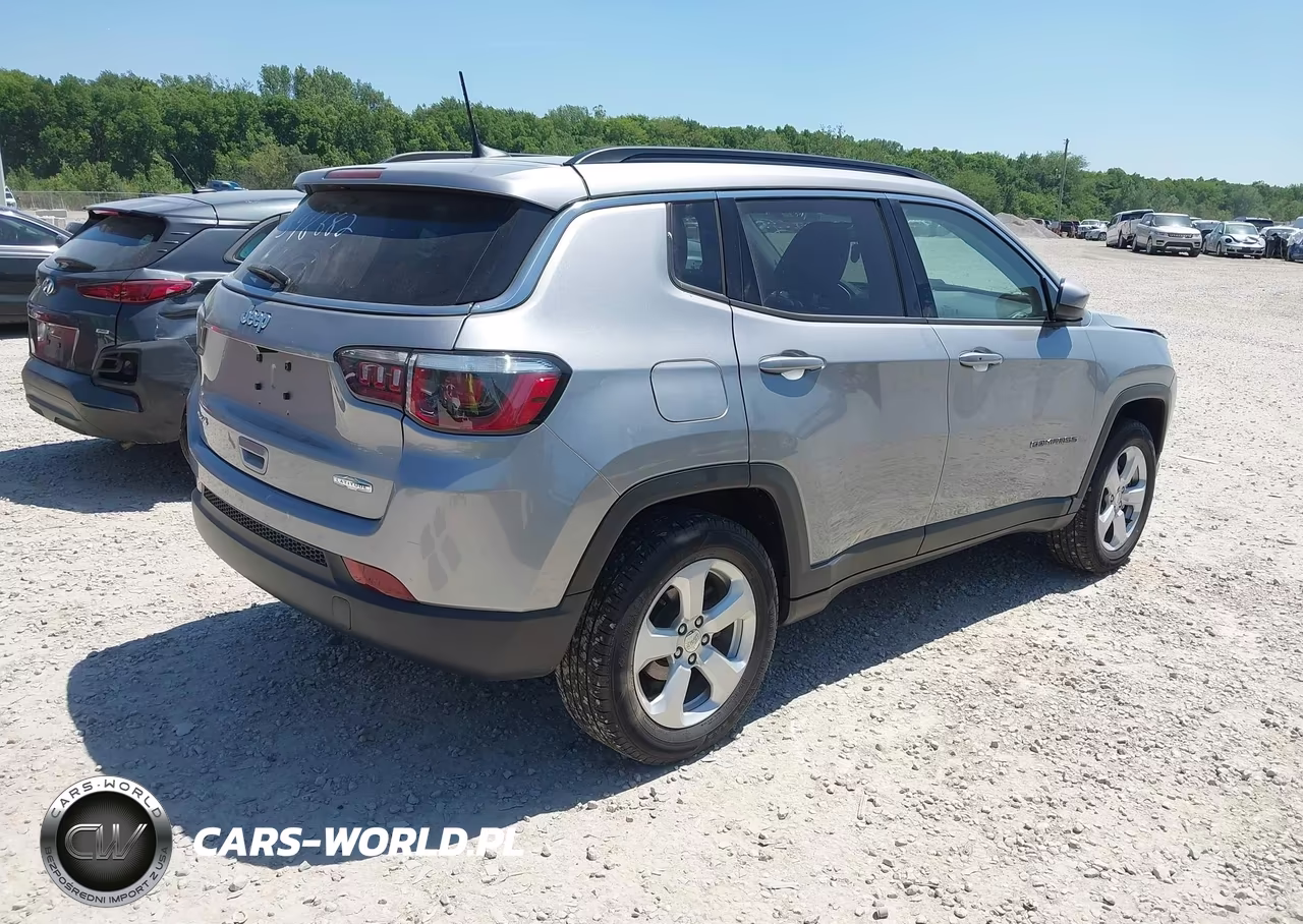 2018 Jeep Compass Latitude 4X4 VIN:3C4NJDBB4JT398682 - 4