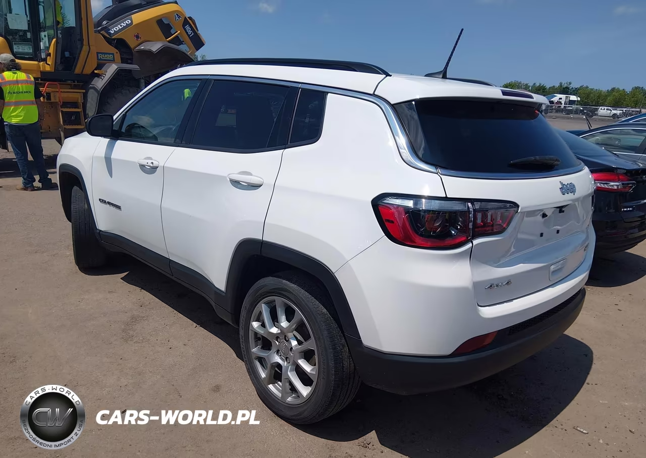 2022 Jeep Compass Latitude Lux 4X4 VIN:3C4NJDFB7NT236352 - 3