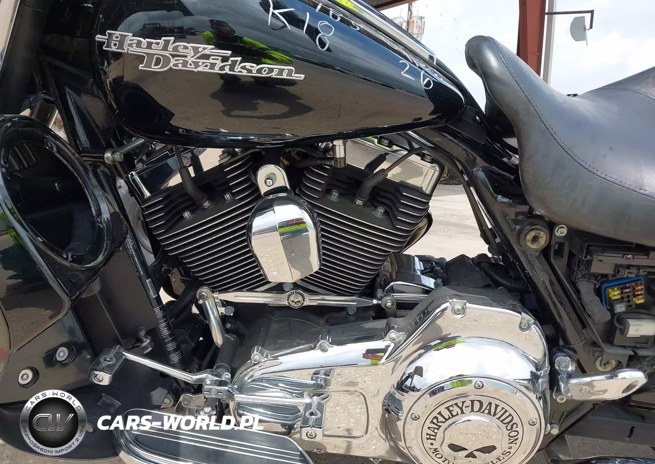 2016 Harley-Davidson Flhx Street Glide VIN:1HD1KBM17GB622363 - 9