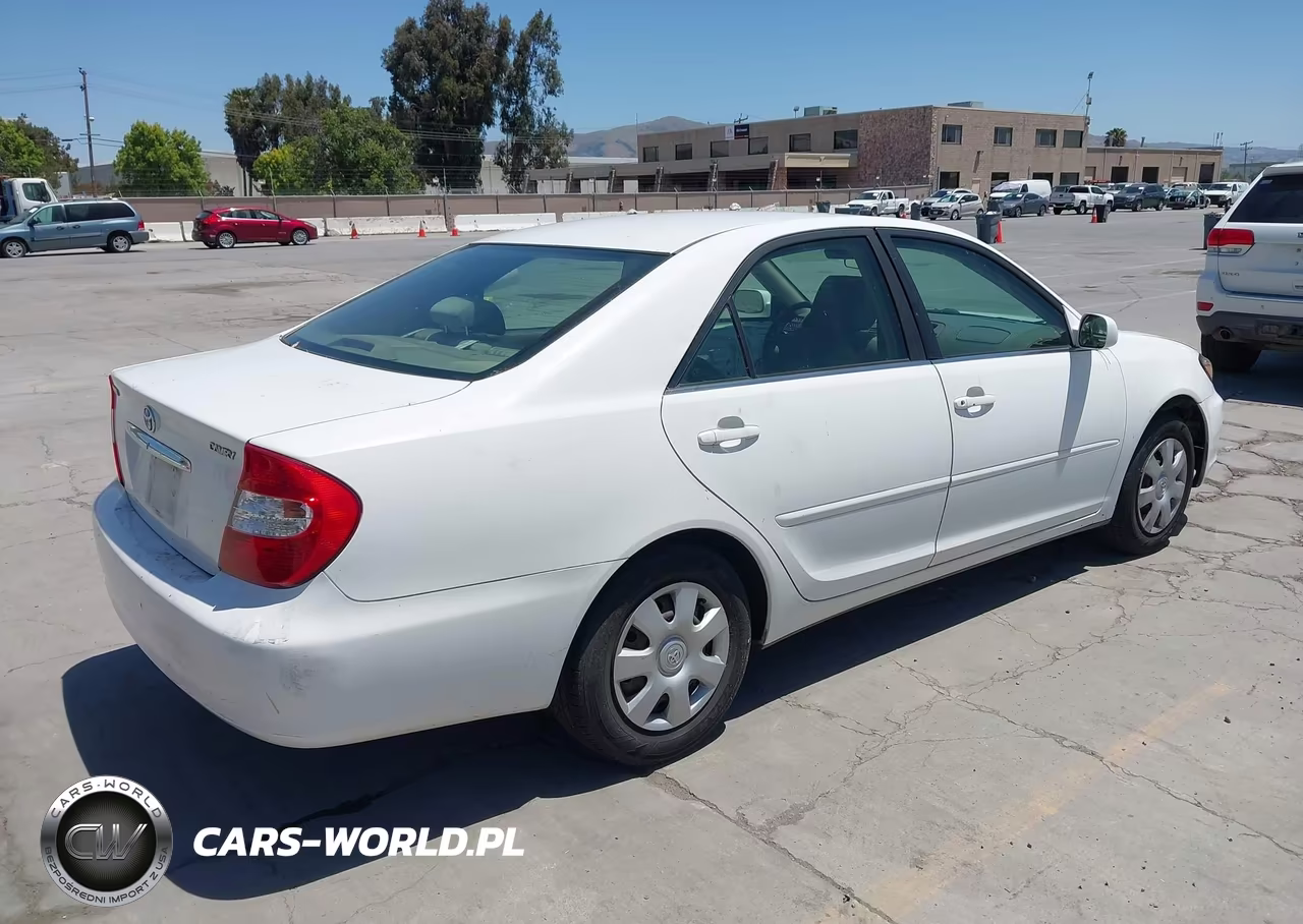 2002 Toyota Camry Le VIN:JTDBE30K920055322 - 4