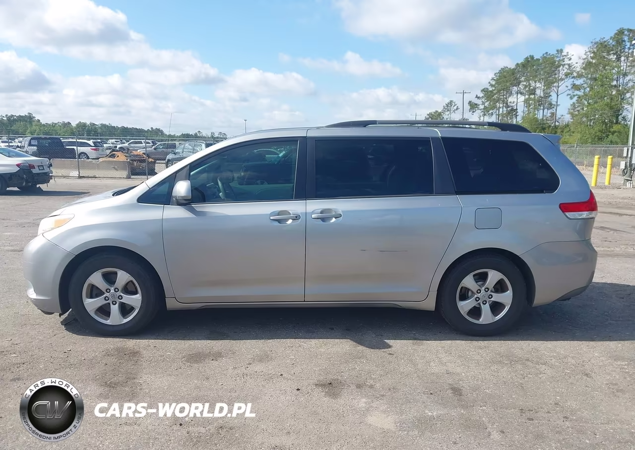 2011 Toyota Sienna Le V6 VIN:5TDKK3DC0BS024405 - 14