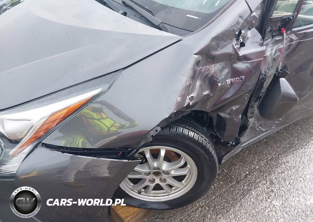 2018 Toyota Prius Four VIN:JTDKARFU2J3064870 - 18