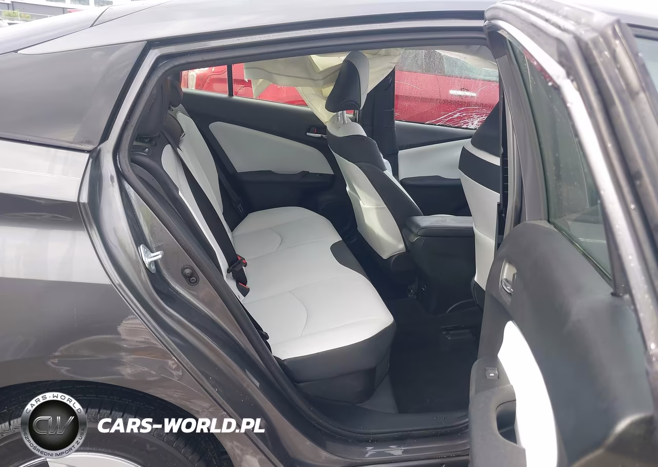 2018 Toyota Prius Four VIN:JTDKARFU2J3064870 - 8
