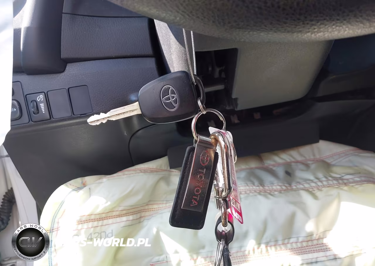 2018 Toyota Corolla Le VIN:5YFBURHE6JP748437 - 11