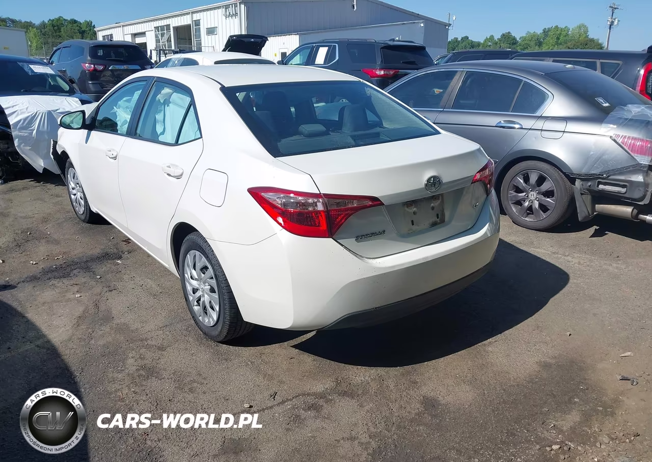2018 Toyota Corolla Le VIN:5YFBURHE6JP748437 - 3