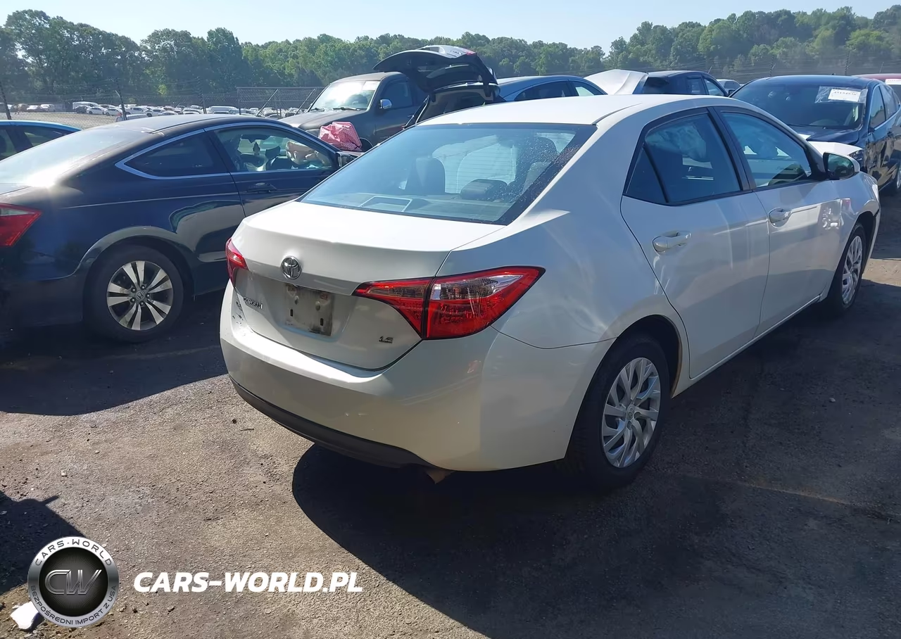 2018 Toyota Corolla Le VIN:5YFBURHE6JP748437 - 4