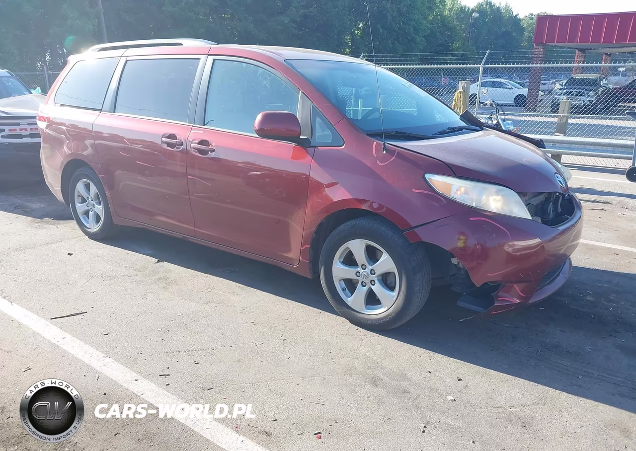 2012 Toyota Sienna Le V6 8 Passenger
