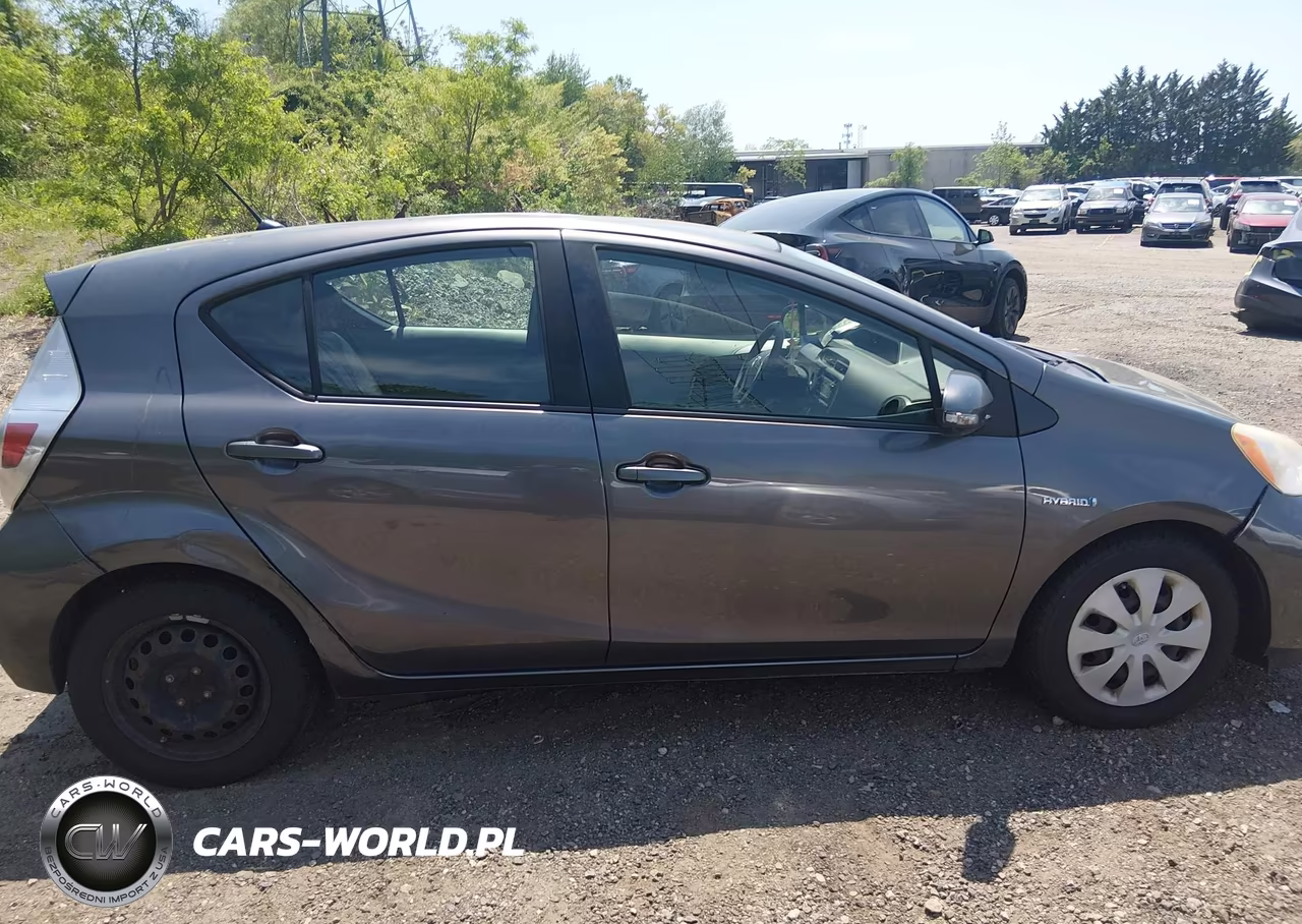 2013 Toyota Prius C One VIN:JTDKDTB36D1044235 - 13