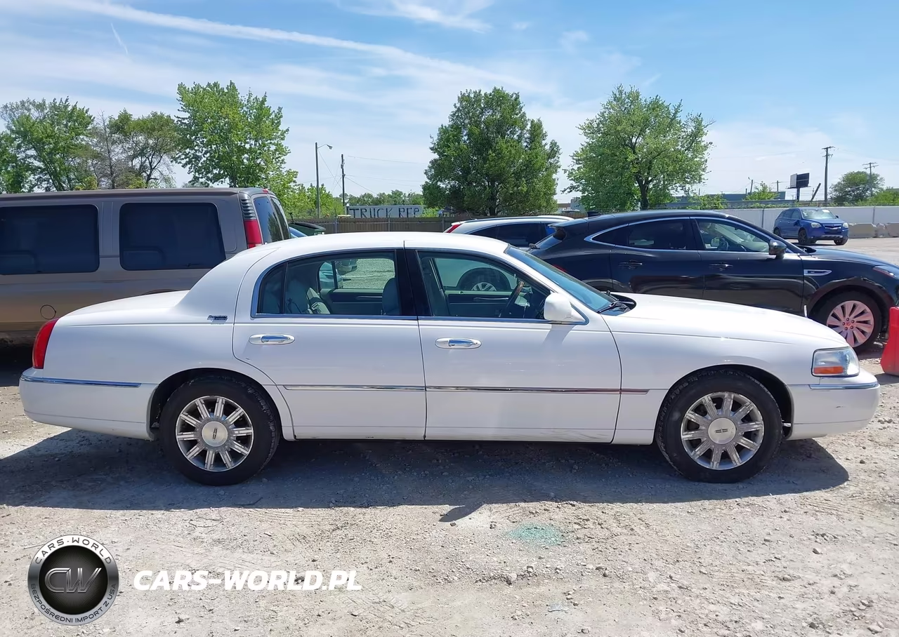 2008 Lincoln Town Car Signature Limited VIN:2LNHM82V78X650872 - 13