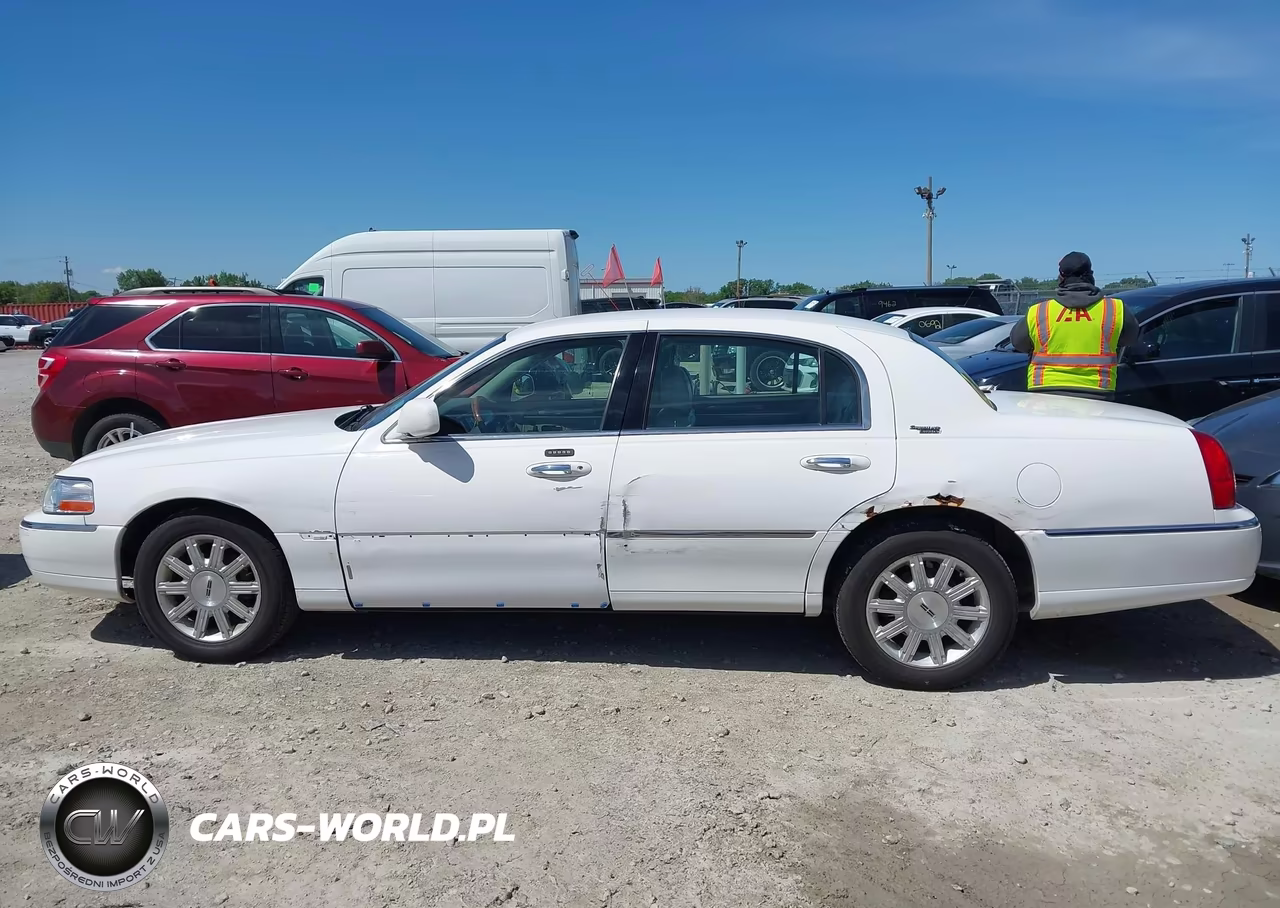 2008 Lincoln Town Car Signature Limited VIN:2LNHM82V78X650872 - 14