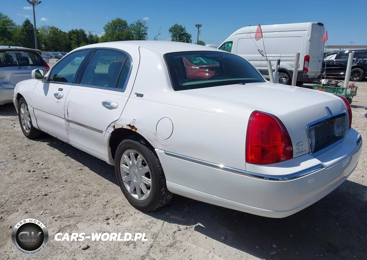 2008 Lincoln Town Car Signature Limited VIN:2LNHM82V78X650872 - 3