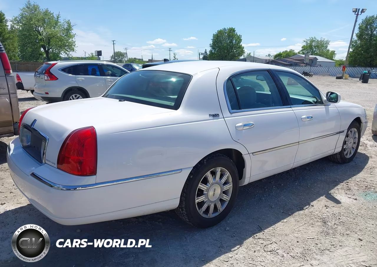 2008 Lincoln Town Car Signature Limited VIN:2LNHM82V78X650872 - 4
