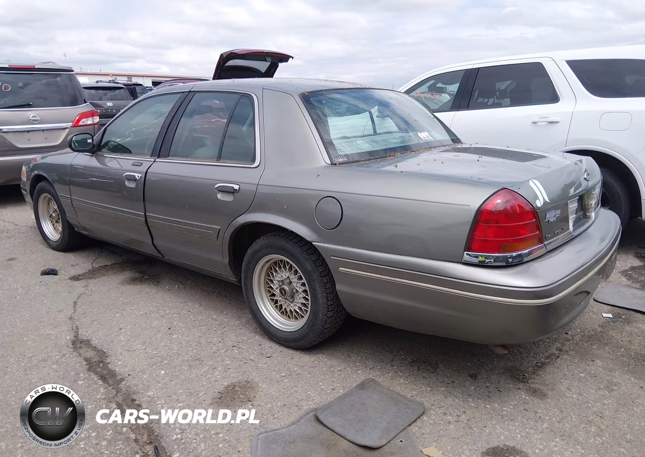 2001 Ford Crown Victoria Lx VIN:2FAFP74W41X132586 - 3