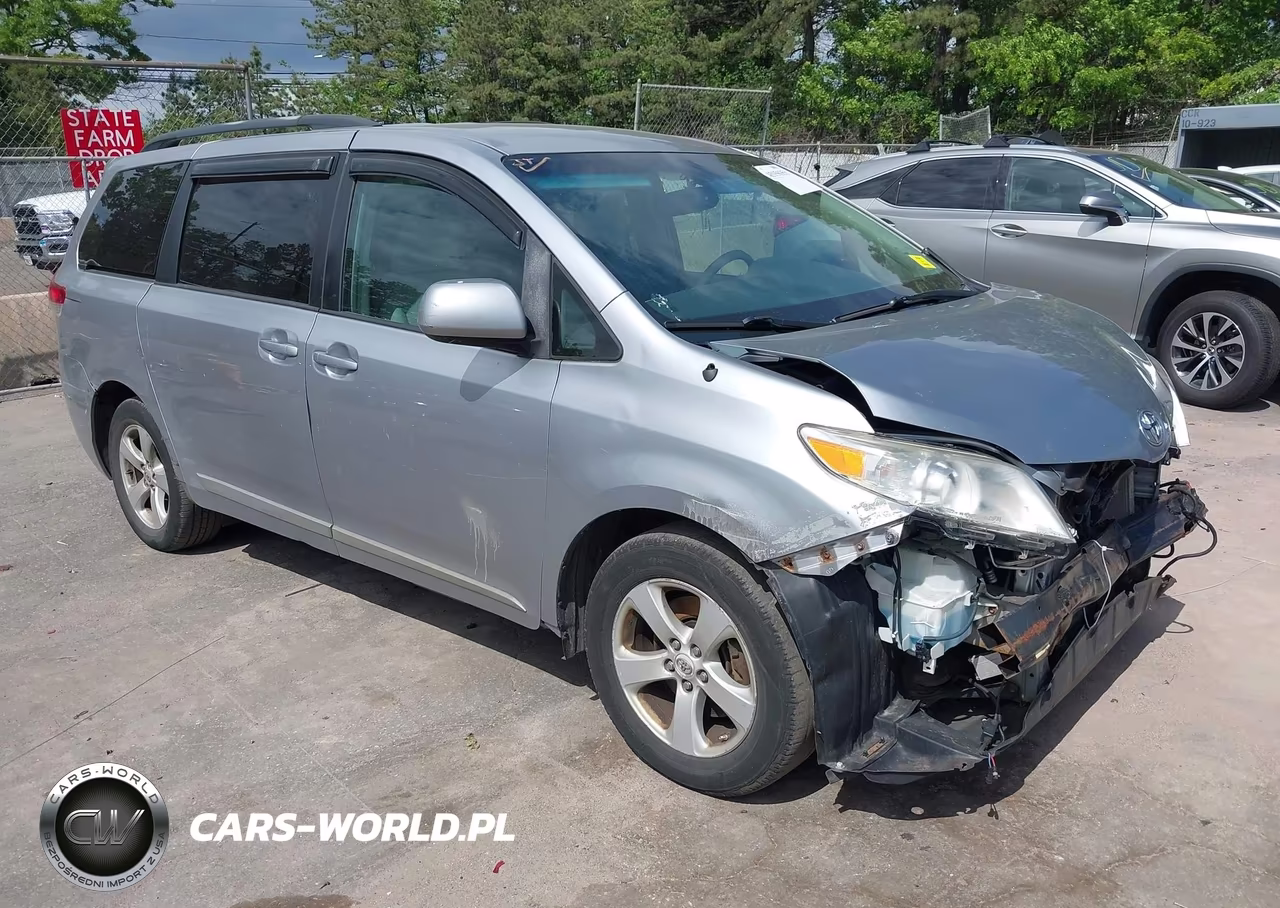 2012 Toyota Sienna Le V6 8 Passenger