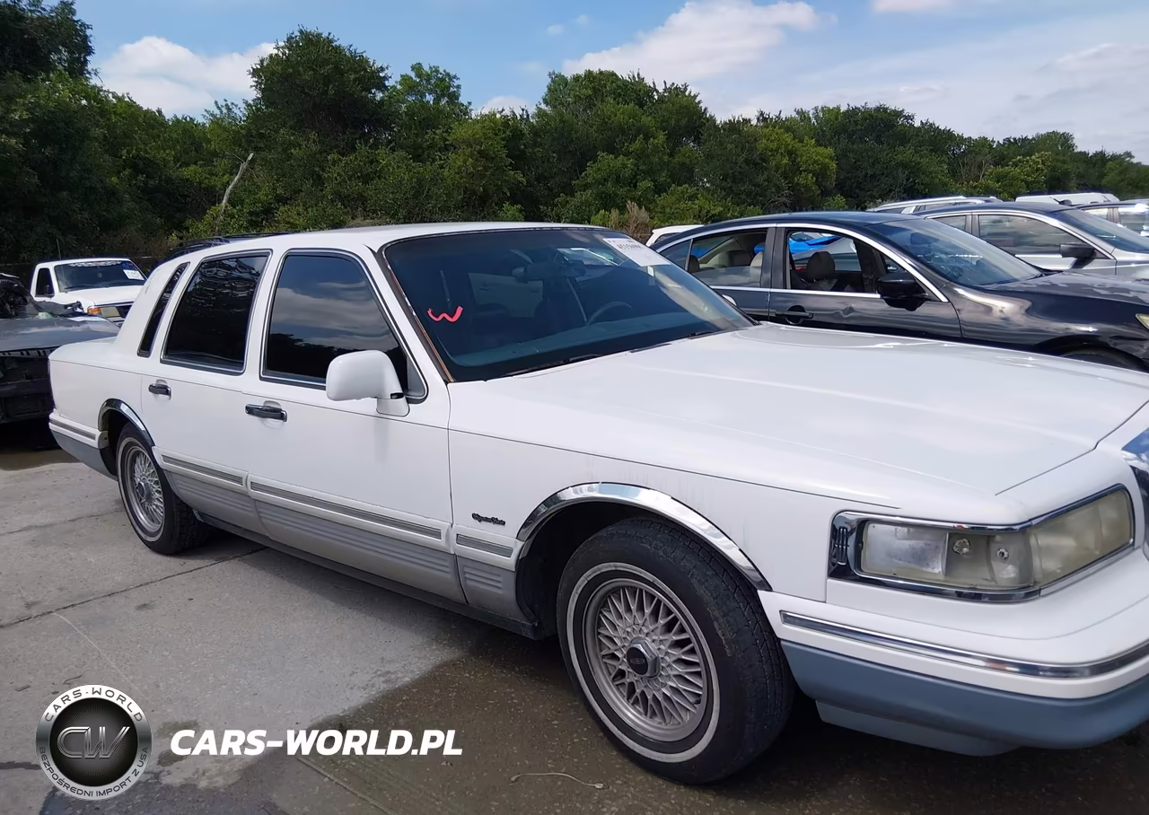 1997 Lincoln Town Car Signature VIN:1LNLM82W0VY637279 - 13