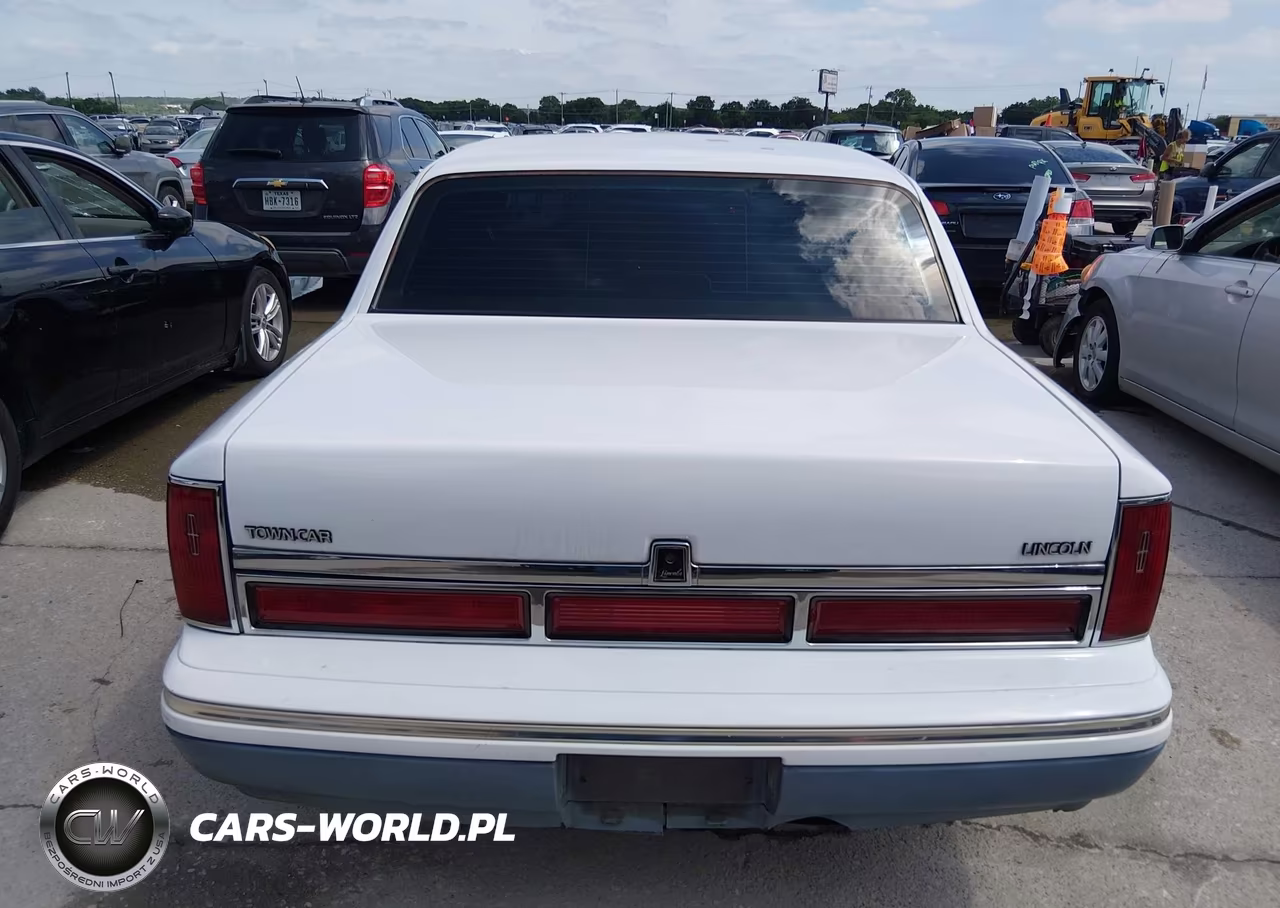 1997 Lincoln Town Car Signature VIN:1LNLM82W0VY637279 - 16